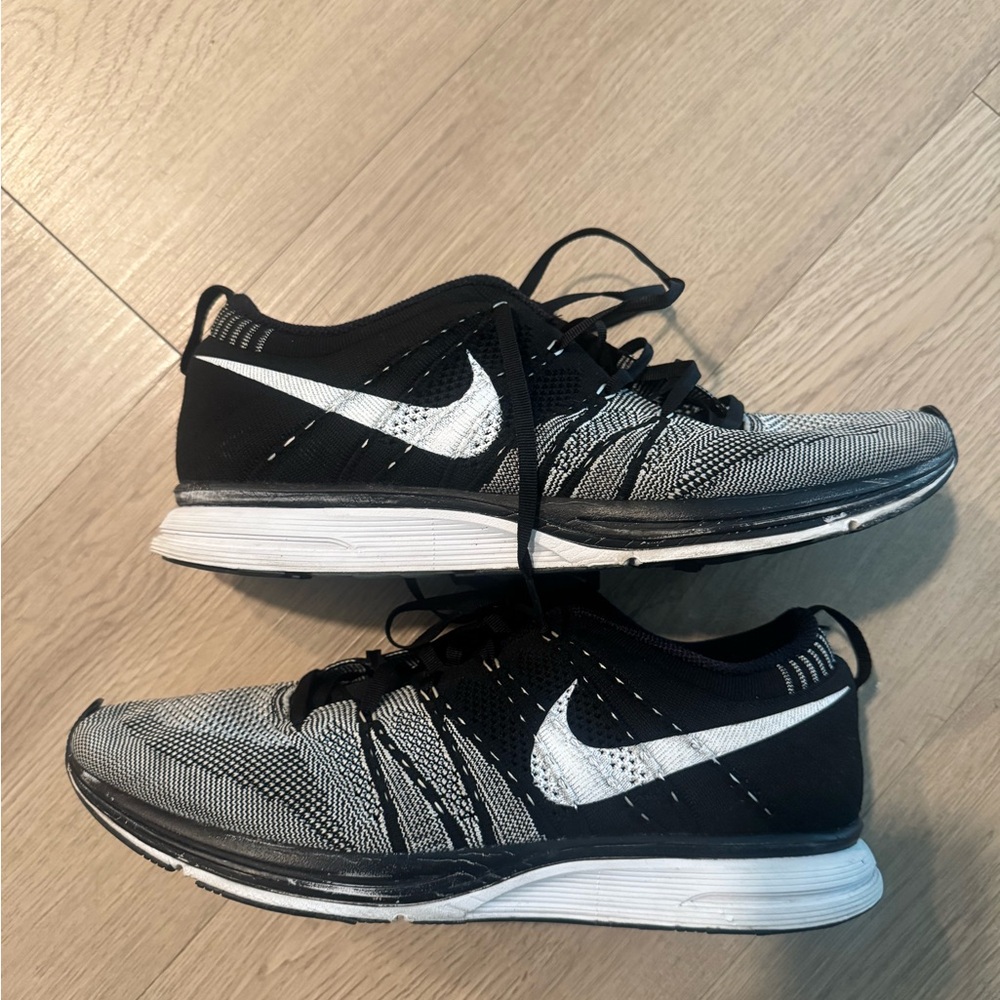 Nike Flynit

Men's Black and White Athletic Sneakers